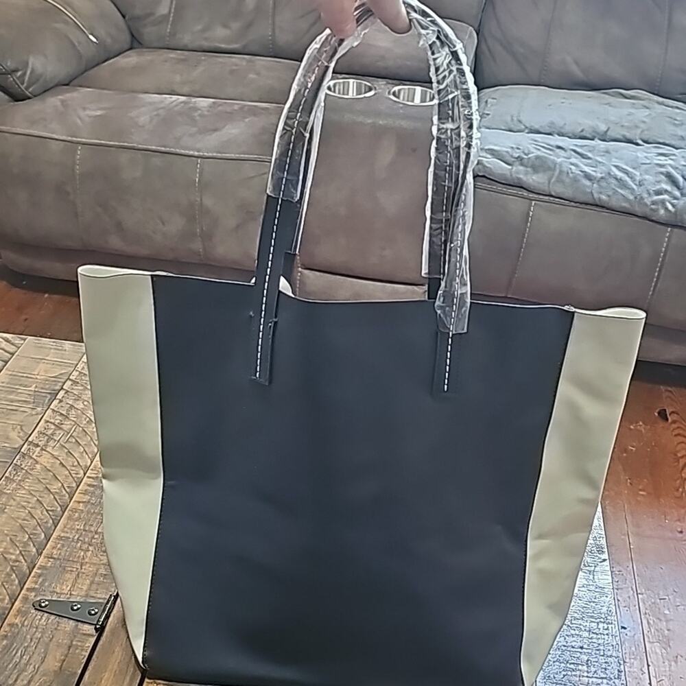 New Estee Lauder Tote Navy and Cream